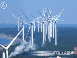秋田　海岸沿いに乱立する風力発電の風車